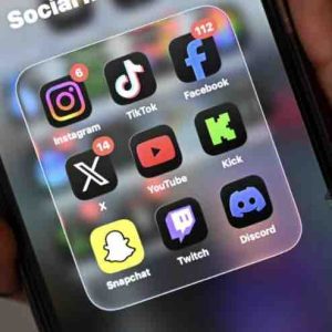 Plus de 350 chercheurs réclament un moratoire sur la vérification de l’âge en ligne