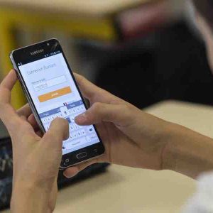 Près de six pays sur dix interdisent désormais les téléphones à l’école, selon l’Unesco