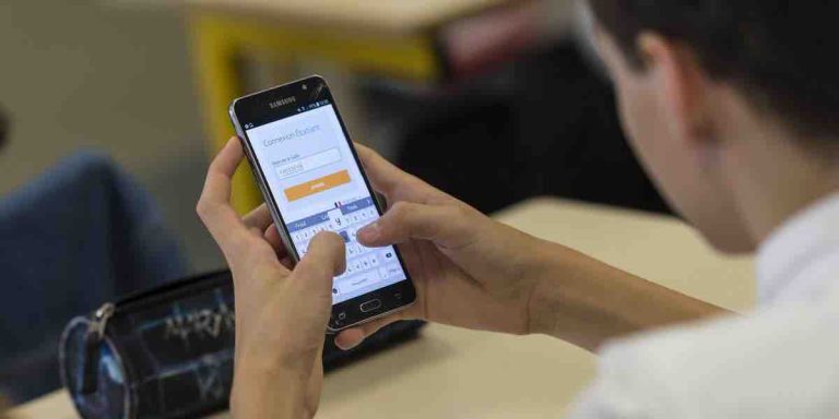Près de six pays sur dix interdisent désormais les téléphones à l’école, selon l’Unesco