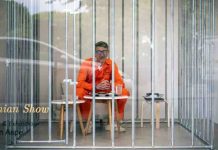 À Toulouse, un artiste en cage pour dénoncer l’emprise des Gafam