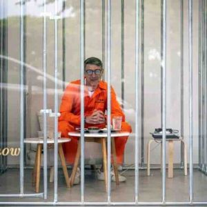 À Toulouse, un artiste en cage pour dénoncer l’emprise des Gafam
