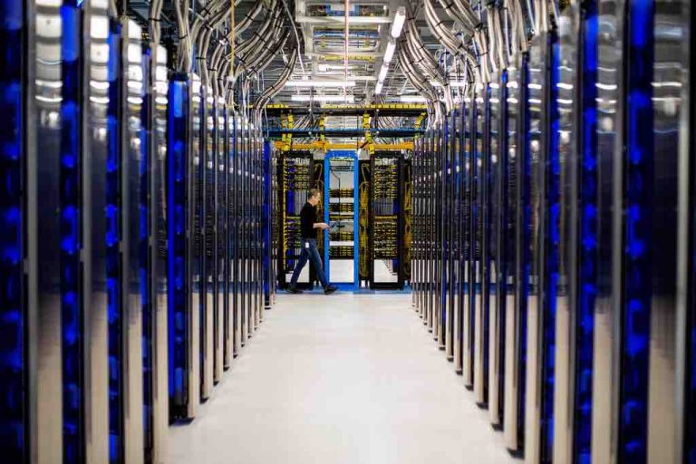 Data centers : un guide pour aider les élus à arbitrer face à des projets énergivores