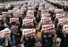 Des dizaines de milliers de salariés de Samsung manifestent en Corée du Sud pour des hausses de salaires