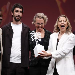 La comédie «Alice and Steve» triomphe à Canneseries