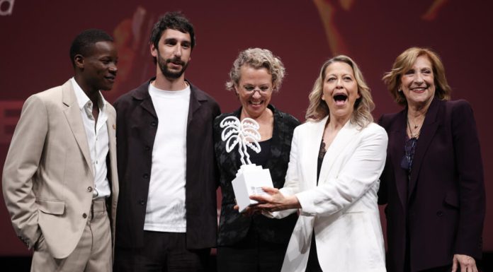 La comédie «Alice and Steve» triomphe à Canneseries