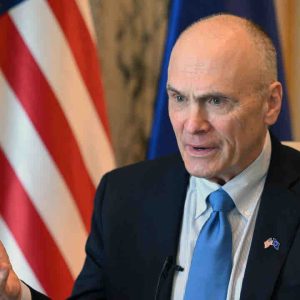 L’ambassadeur américain met en garde l’Europe contre des restrictions sur l’intelligence artificielle