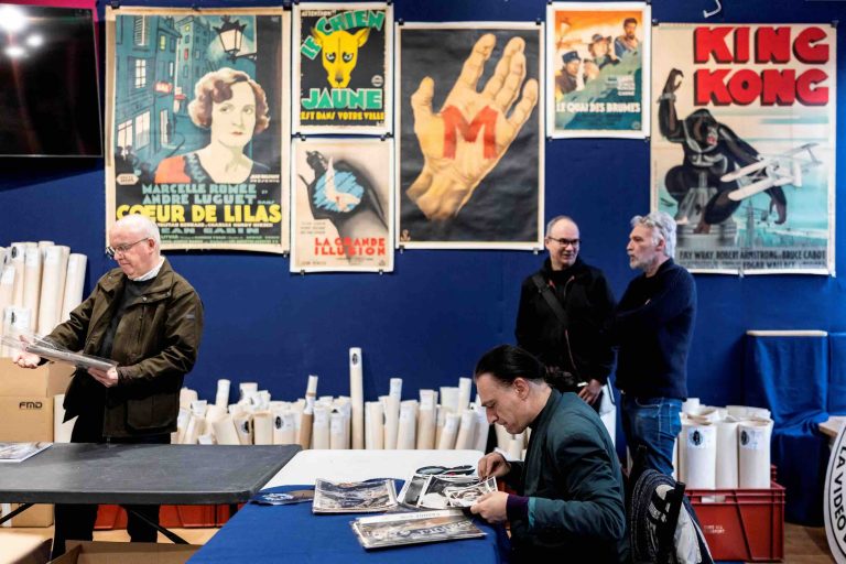 Succès aux enchères pour la collection du producteur René Chateau à Paris