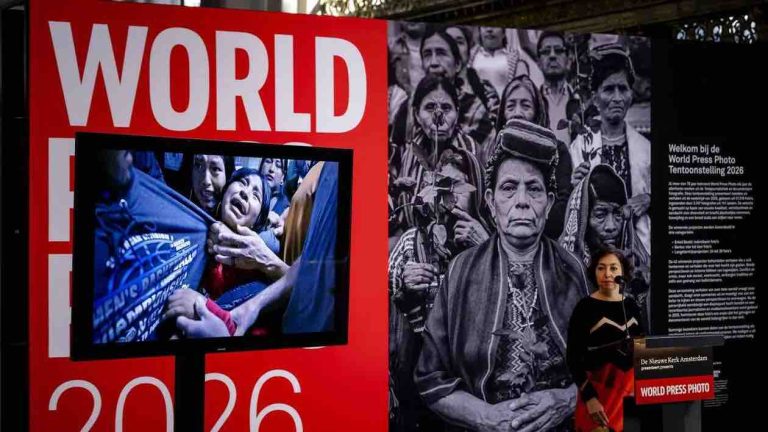 Une photo de migrants séparés remporte le World Press Photo 2026