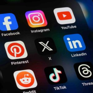 Les réseaux sociaux comparés au tabac : alerte des médecins britanniques sur les risques pour les jeunes