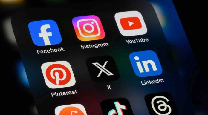 Les réseaux sociaux comparés au tabac : alerte des médecins britanniques sur les risques pour les jeunes