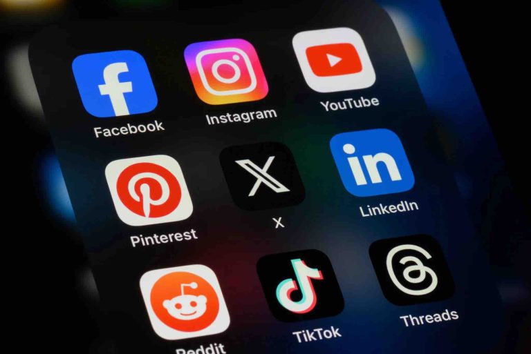Les réseaux sociaux comparés au tabac : alerte des médecins britanniques sur les risques pour les jeunes