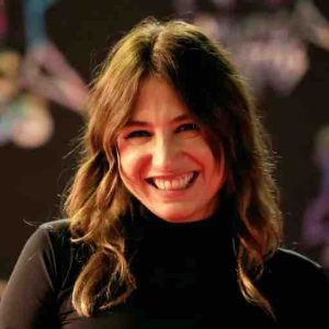 Netflix prépare une série médicale avec Izïa Higelin en sage-femme dans une maternité sous tension