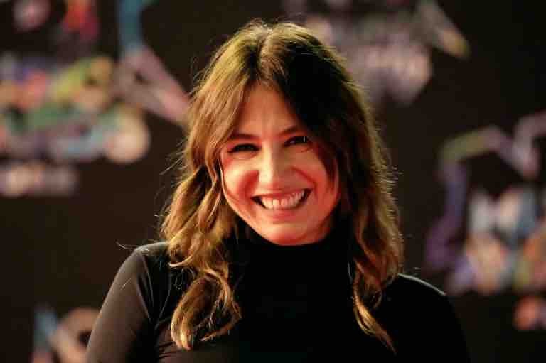 Netflix prépare une série médicale avec Izïa Higelin en sage-femme dans une maternité sous tension