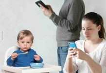 La Suède appelle les parents à limiter l’usage du téléphone en présence de leurs enfants