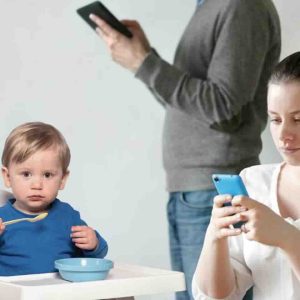 La Suède appelle les parents à limiter l’usage du téléphone en présence de leurs enfants