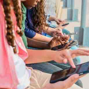 Les Émirats arabes unis interdisent les réseaux sociaux aux moins de 15 ans et imposent des contrôles d’âge renforcés