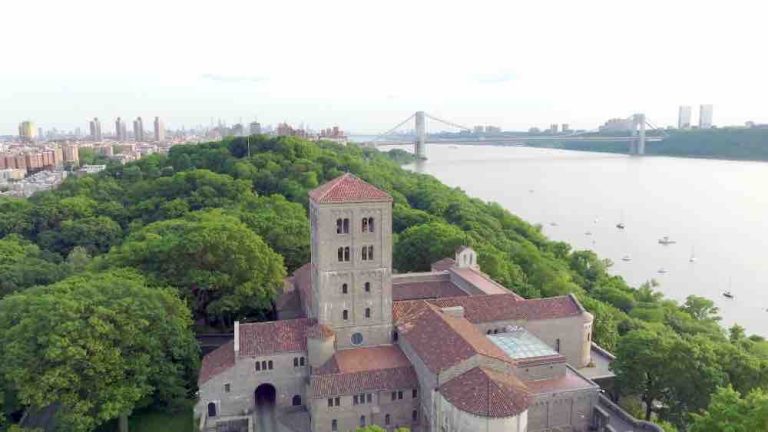 HISTOIRE TV dévoile l’odyssée française des Cloisters à New York samedi 19 septembre à 20h50 avec l’inédit «Cloisters, l’odyssée des cloîtres»