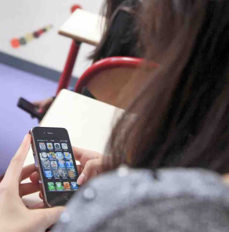 Lycées : le portable interdit dès la rentrée
