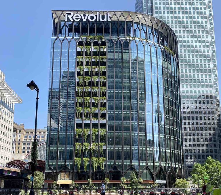 Revolut réalise un premier paiement par IA en France