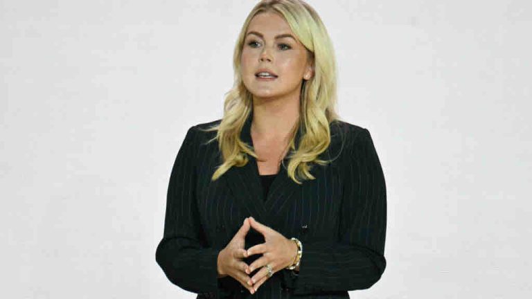 Fox News recrute Karoline Leavitt, ancienne porte-parole de la Maison Blanche