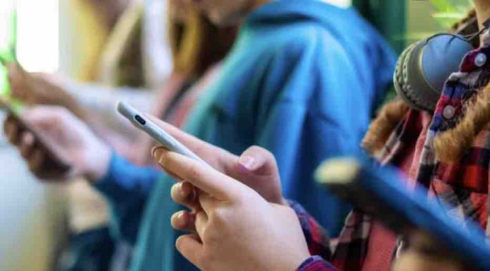 Norvège: le projet d’interdiction aux moins de 16 ans élargi aux jeux et messageries