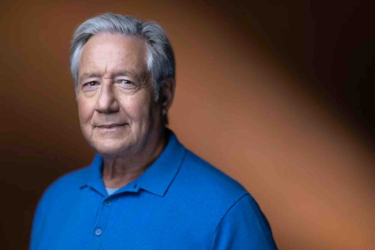 Patrick Sabatier raconte ses années télé dans une auto-biographie et fait ses débuts d’acteur sur France 3
