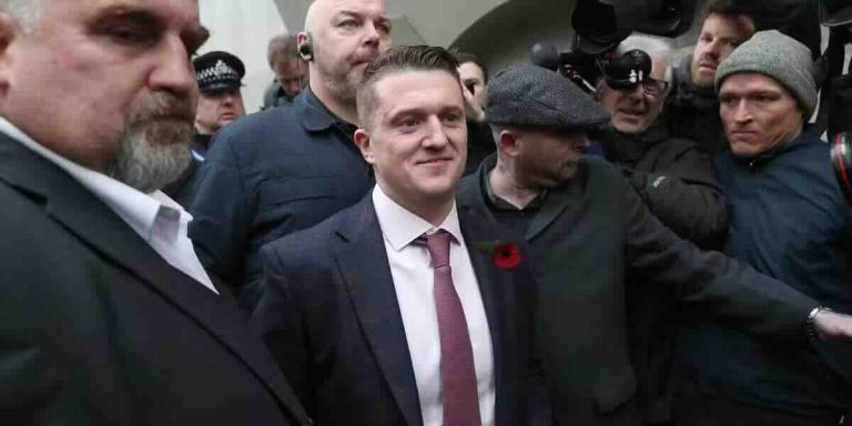 Royaume-Uni : Tommy Robinson, jugé pour harcèlement de journalistes, dit être soutenu par Musk