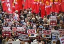 Turquie : des milliers de manifestants dénoncent la pression du pouvoir sur les médias