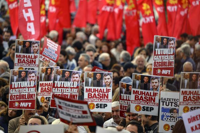 Turquie : des milliers de manifestants dénoncent la pression du pouvoir sur les médias